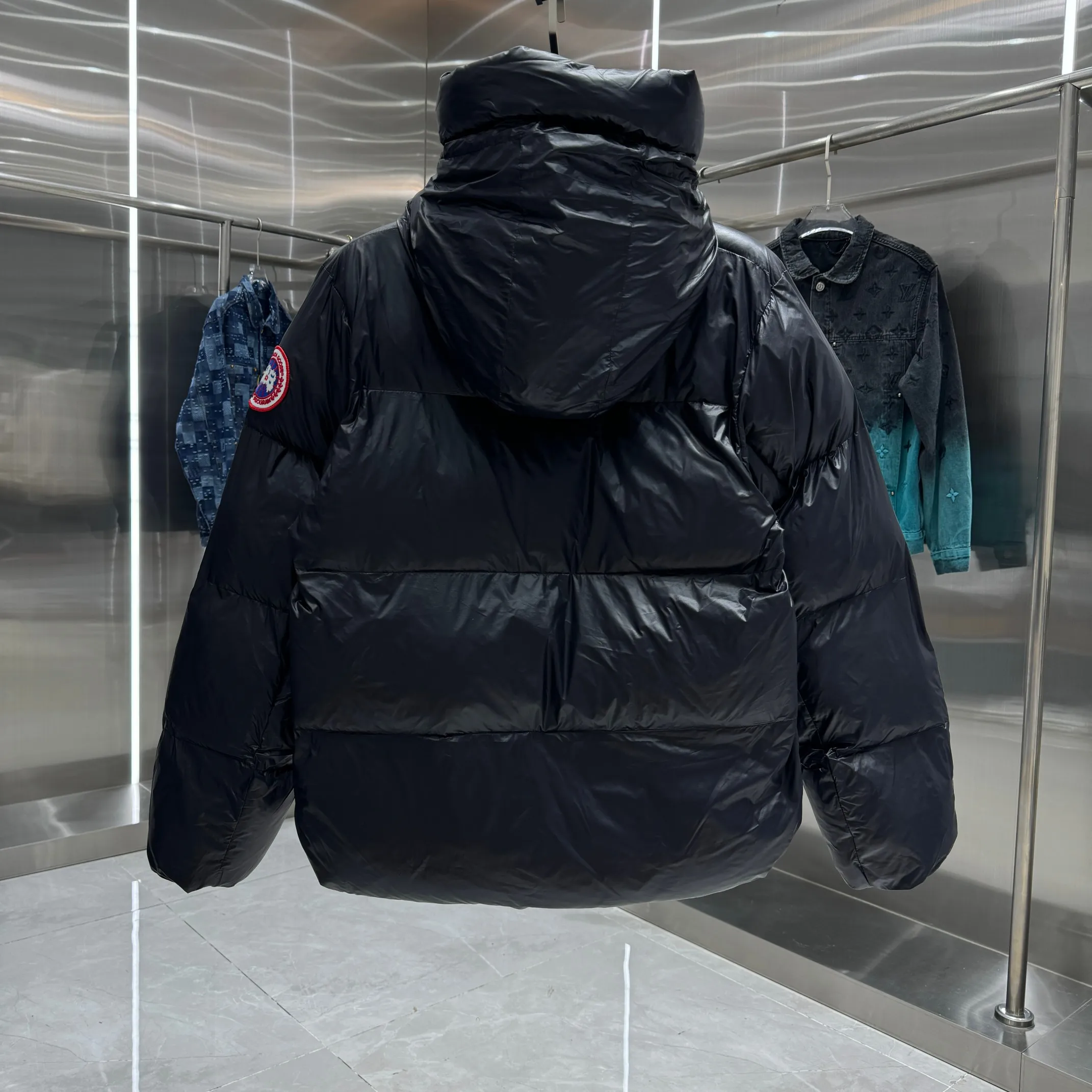 P500 𝘾𝘼𝙉𝘼𝘿𝘼 𝙂𝙊𝙊𝙎𝙀/Canada Goose Black Red Label Limited New Crofton Puff Down Jacket Pure Guangzhou Inspection 80 White Duck Down Filling‼  Top version, ceiling level‼ Crofton soft bread, the latest style in 2023, has a cold protection effect of up to level 4. It is made of recycled Feather-Light tear-resistant fabric. It is ultra-light and has no weight on the upper body at all! The unique black label highlights your temperament‼  Canada Goose, a Canadian brand, has always been recognized as the warmest down jacket. Various Instagram celebrities, Internet celebrities, and celebrities often wear it for street photos. I do Canada Goose every year, but I still can’t get rid of my love for geese. No matter how cold the winter is, there is no need to be afraid, because there are geese! Filled with 80% white duck down, Canada Goose is the legendary warmest down jacket and is known as a must-have for Arctic outdoor sports! The most popular down jacket in the world, celebrities are rushing to buy it, it is a must-have! Same style for men and women Color Black Size: M~XXL